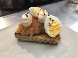 tostada de salmón ahumado