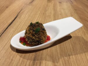 mousse de morcilla panko con mermelada de piquillos