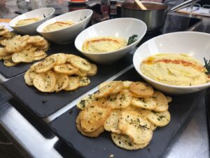 receta de humus con tostada de hierbas aromáticas